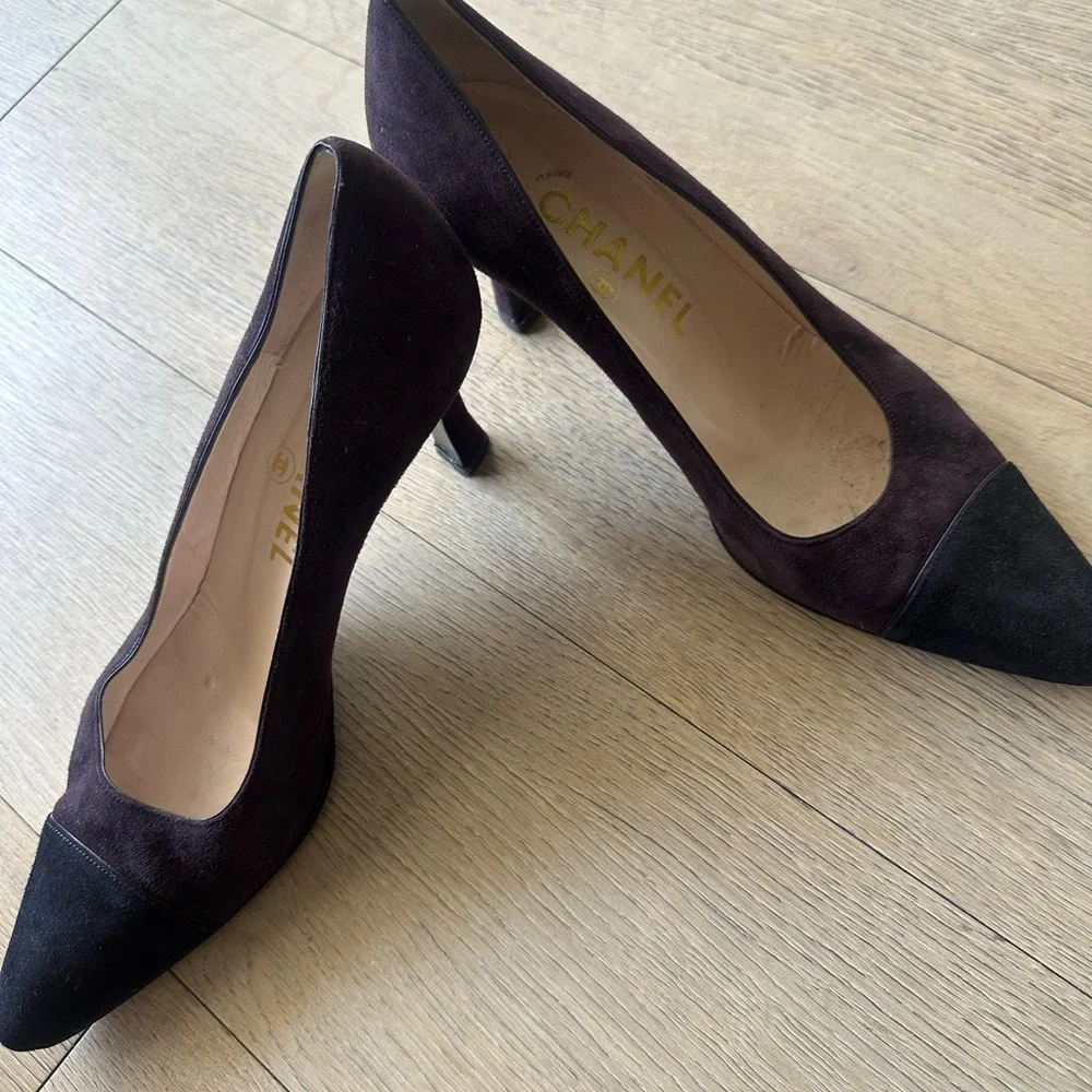 CHANEL Two-Tone Suede Pointed-Toe Pumps in Plum and Black